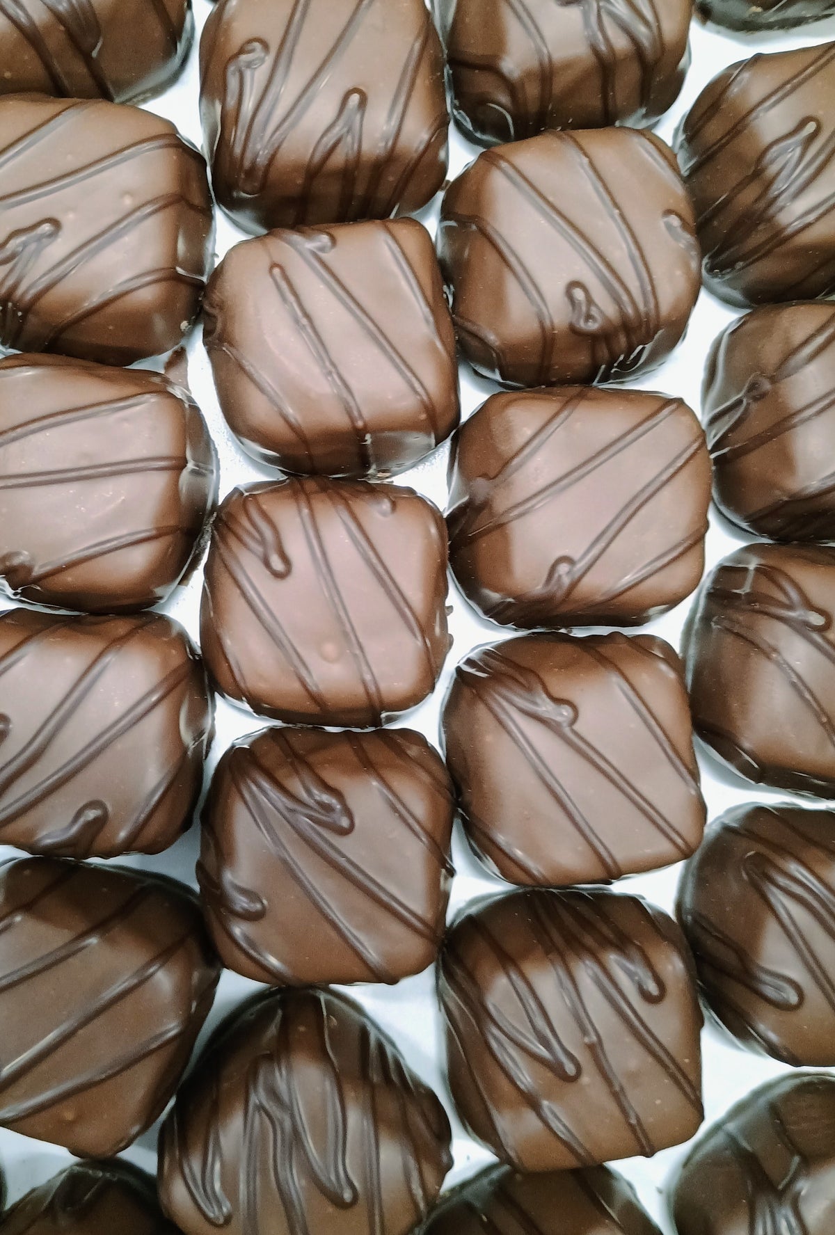 Asher Milk Chocolate Vanilla Caramels 10 oz Gift Box